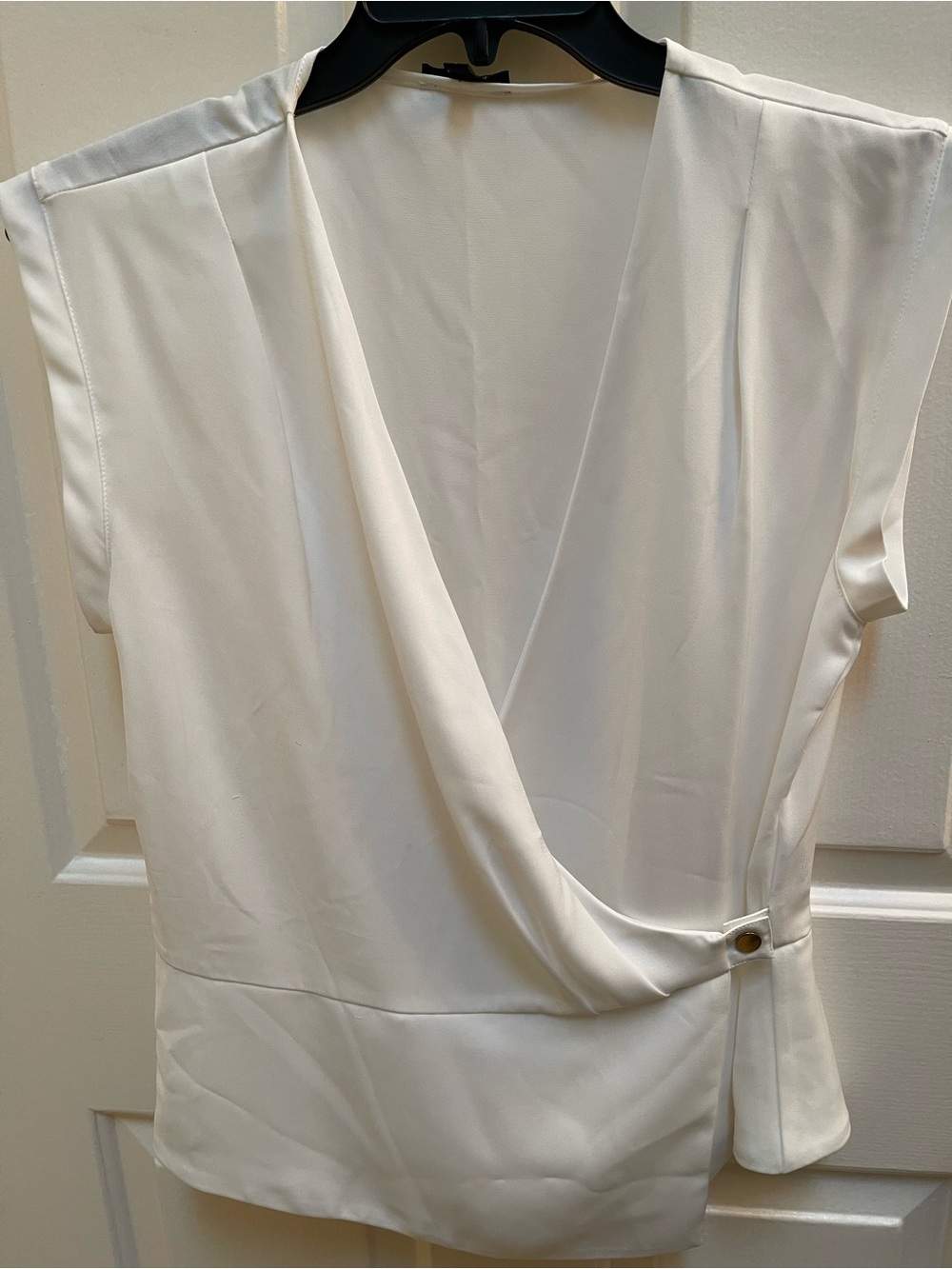 XOXO Off-White V-Neck Sleeveless Blouse